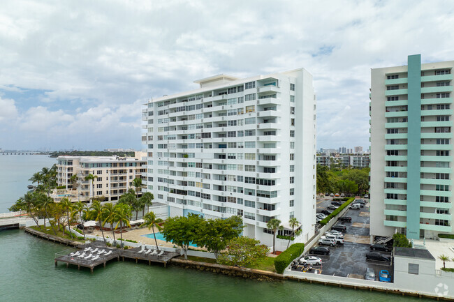 Foto del edificio - Belle Isle Apartment Corporation