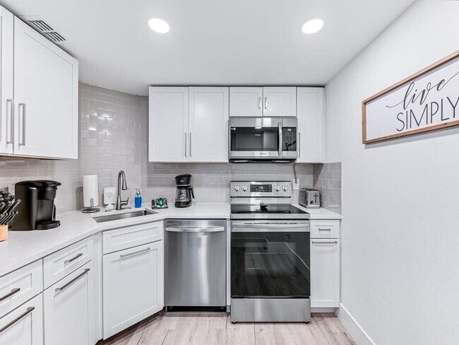 Building Photo - 380 Seaview Ct