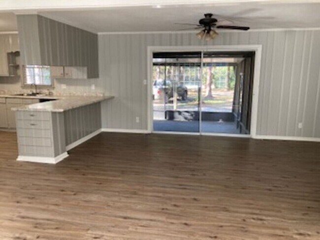 Foto del edificio - 1st Month Free! - Charming 3BR Home with Modern Finishes & Screened Porch – Near VSU!