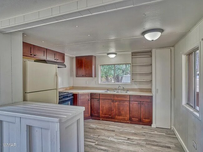 Foto del edificio - 2580 Poplar Dr