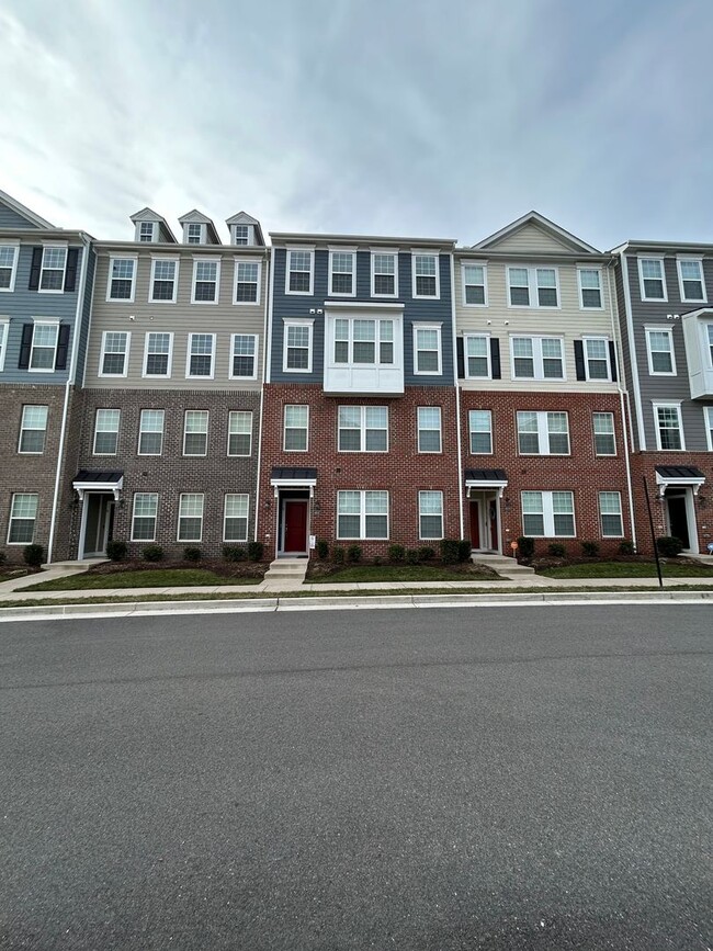 Building Photo - Spacious 3 Bed / 2.5 Bath Townhome with Av...