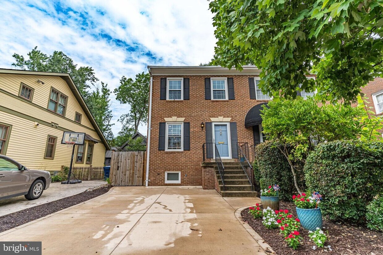 Primary Photo - 20 E Howell Ave