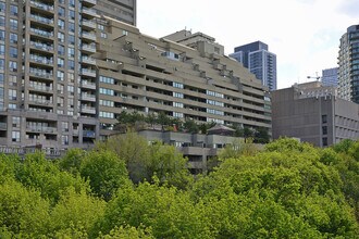 Building Photo - 409-360 Bloor St E