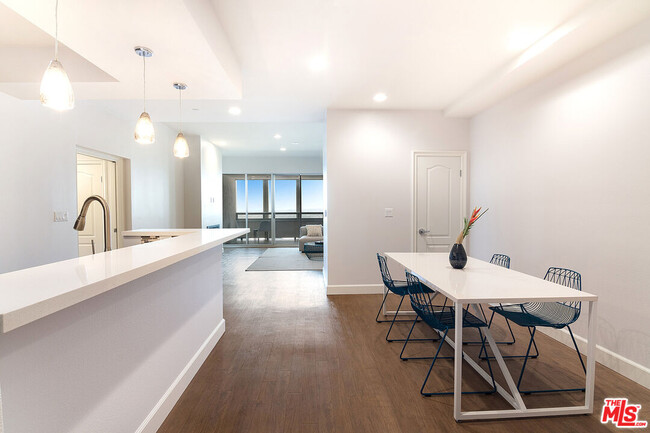 Building Photo - 5670 Wilshire Blvd