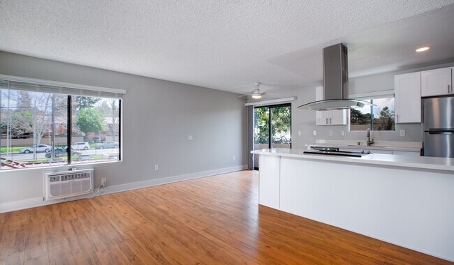 El comedor y la sala de estar están junto a la cocina. - Hidden Cove