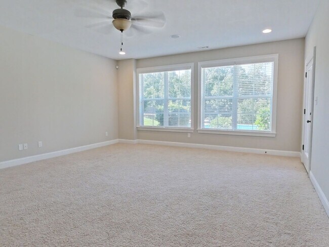 Building Photo - Estate STYLE home with pool and basement i...
