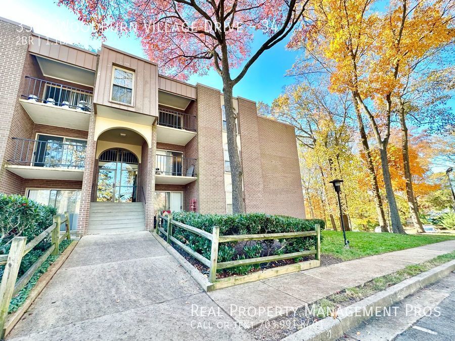 Primary Photo - Gorgeous Penthouse Corner Unit- Utilities ...