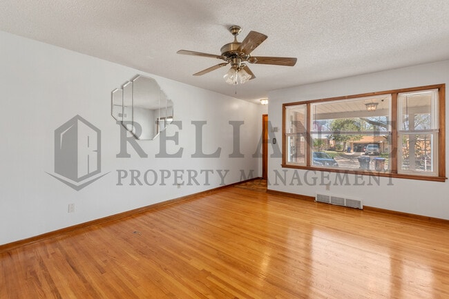 Foto del edificio - 1707 S Mission Rd