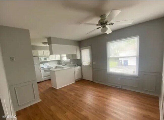 Building Photo - 3 br, 1.5 bath Duplex - 5843 Cresthaven La...