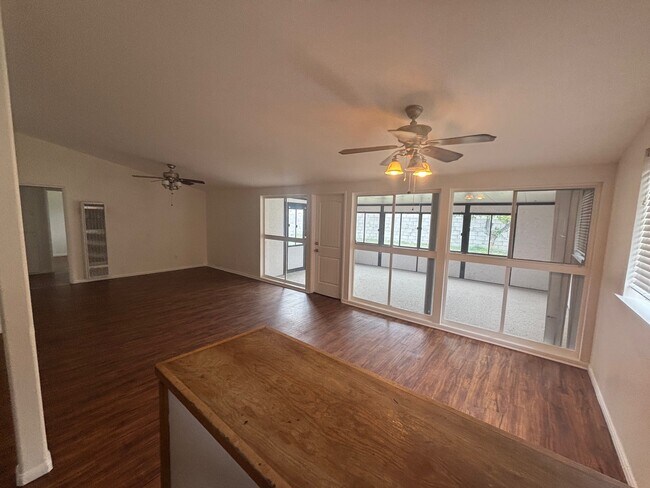 Foto del edificio - 379 Roberts Ave