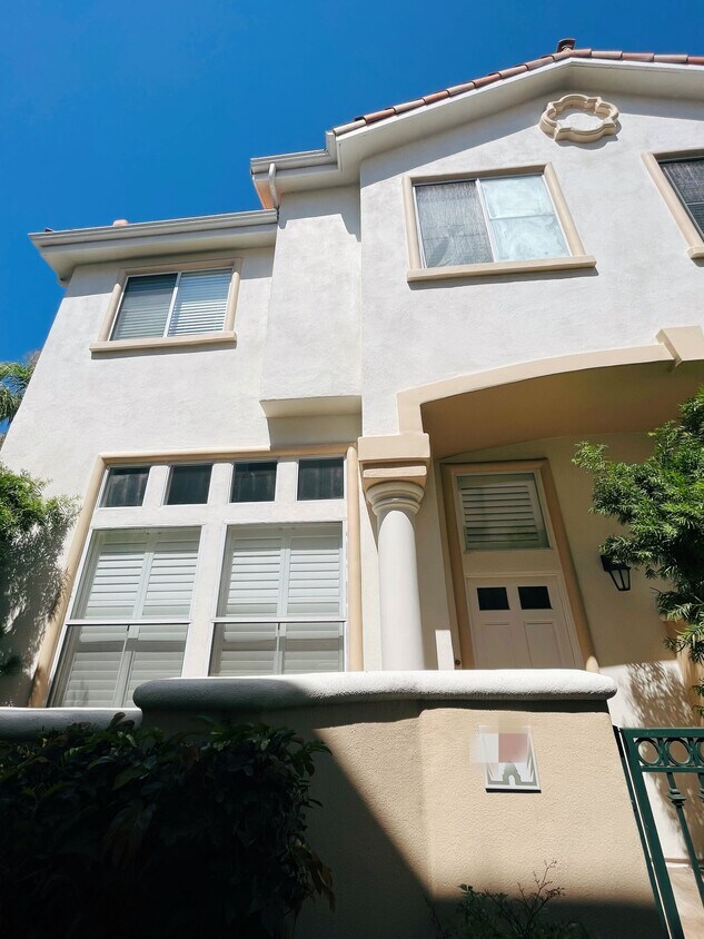 Primary Photo - 1340 El Prado Ave
