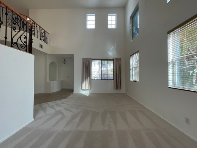 Building Photo - BEAUTIFUL HOME IN GATED COMMUNITY WITH POOL!