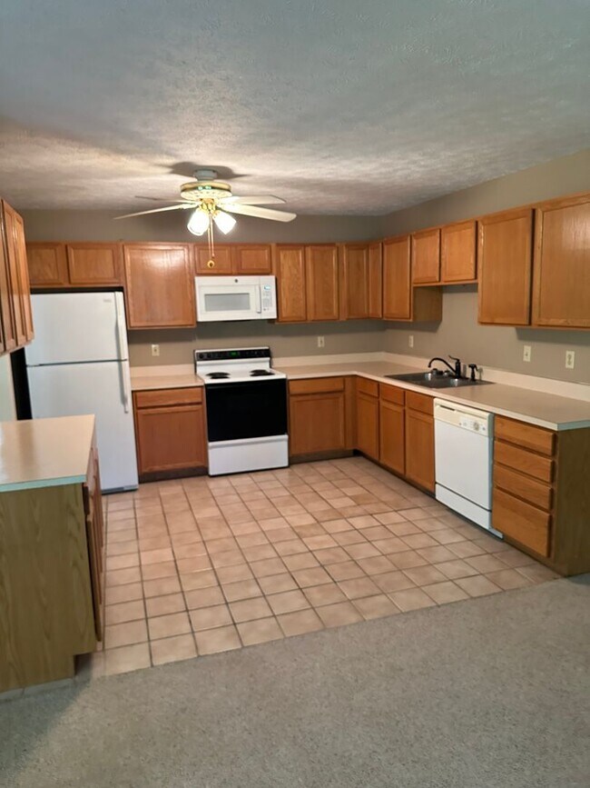 Building Photo - Recently Renovated 2 Bedroom, 1.5 Bath New...