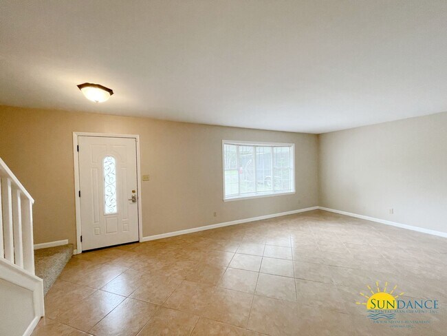 Foto del edificio - Beautiful 3 Bedroom Townhouse Close to Both Bases!