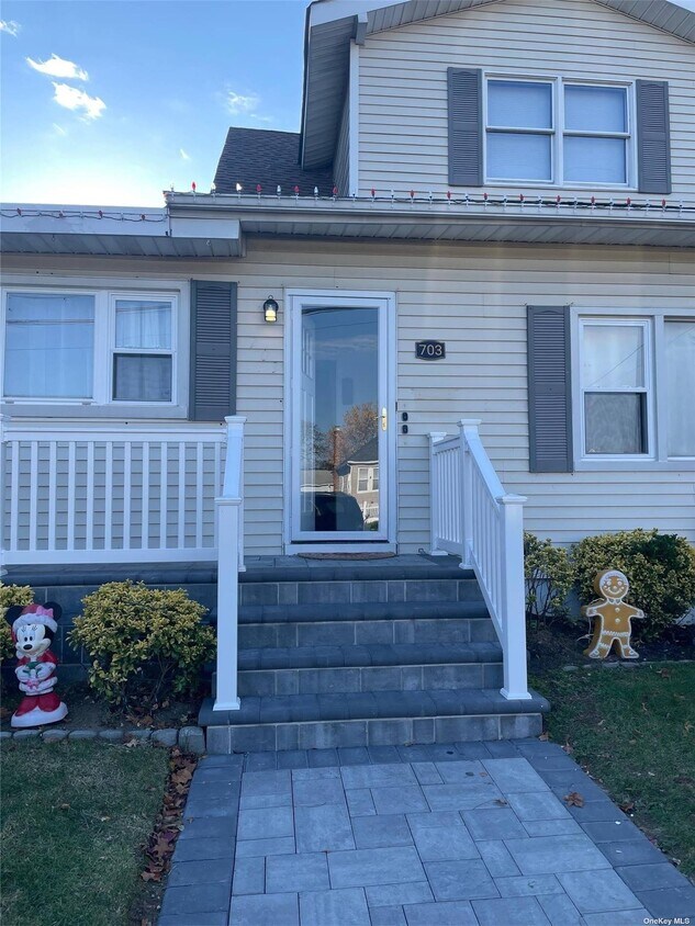 703 S Broadway, Lindenhurst, NY 11757 House Rental in Lindenhurst, NY