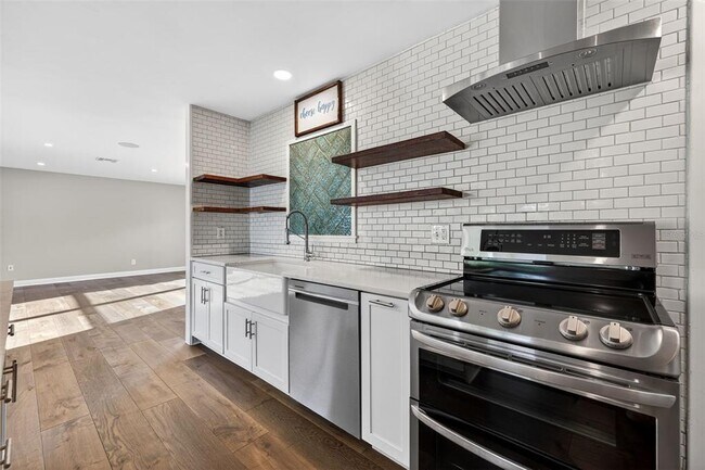 Foto del edificio - 4200 Beach Dr SE