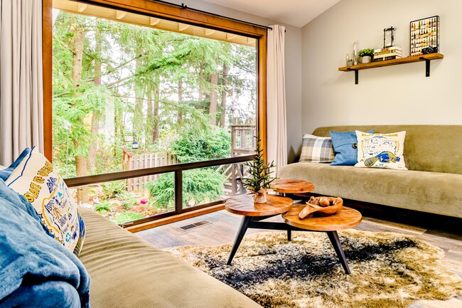 Building Photo - 9632 SE King Way