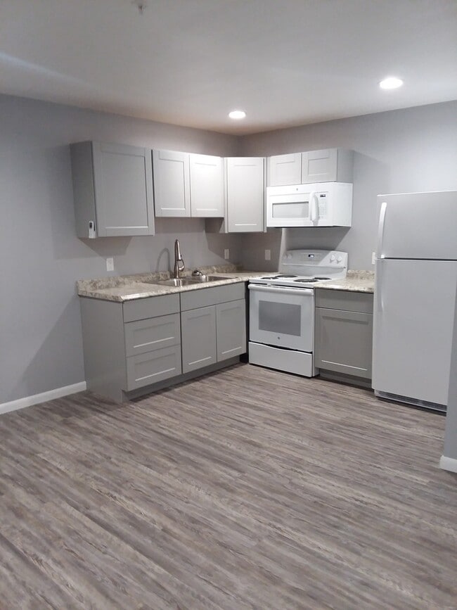 Building Photo - Small Efficient One Bedroom