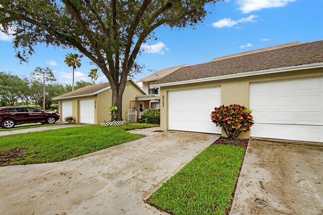 Foto del edificio - 2703 Maplewood Dr