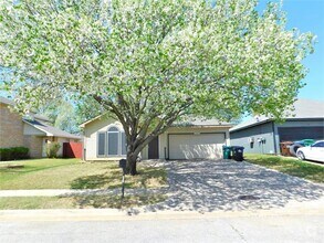 Building Photo - 717 Pace Dr