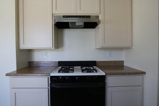 Foto del edificio - 4 Bedroom 2 Bathroom House in Quiet Neighborhood