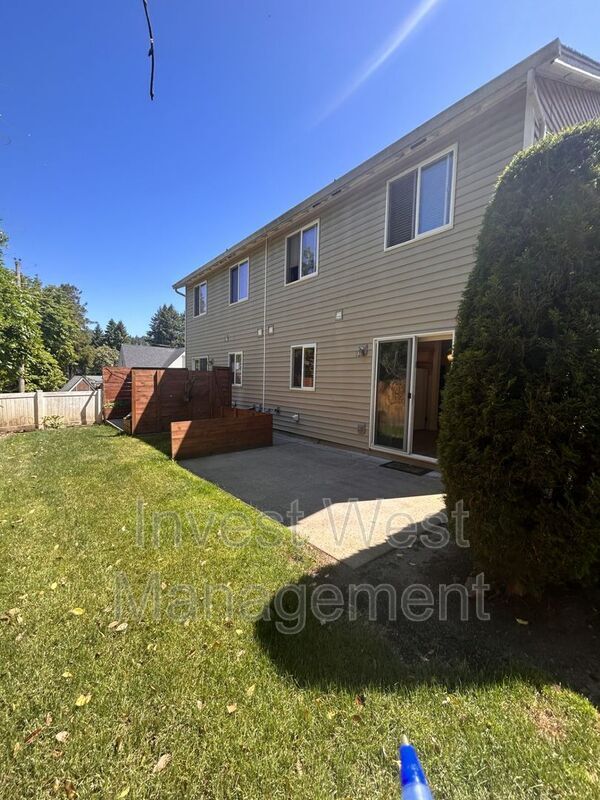 Building Photo - 359 NE Lechner St