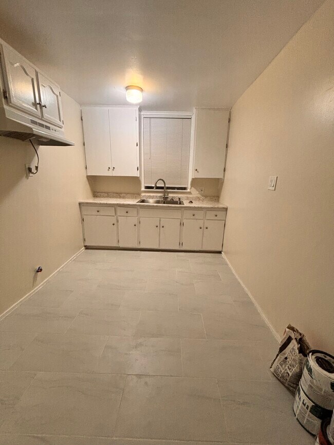 Kitchen - 3672 S Western Ave
