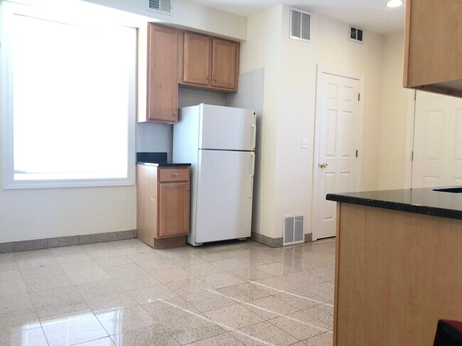 Building Photo - 4654 N Avers Ave