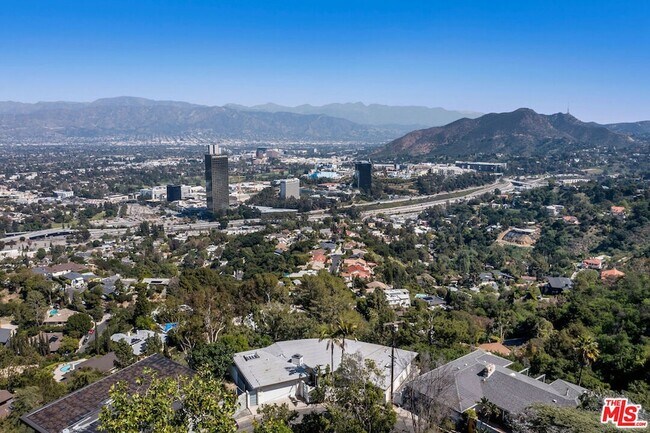 Foto del edificio - 3212 Wrightwood Dr