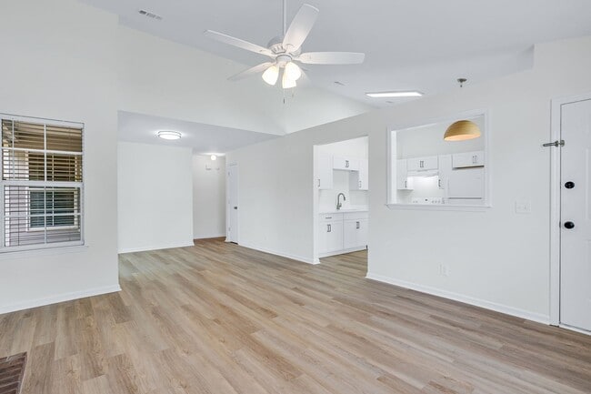 Building Photo - 3 Bedroom 2 Bathrooms in Sterling Creek - Richmond Hill