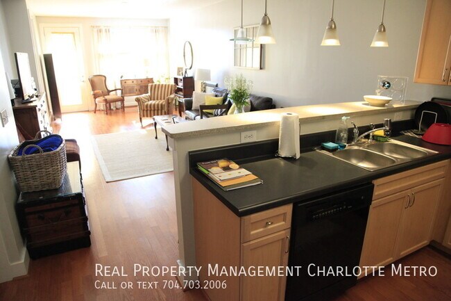Building Photo - Charming condo available now! Sign up for ...