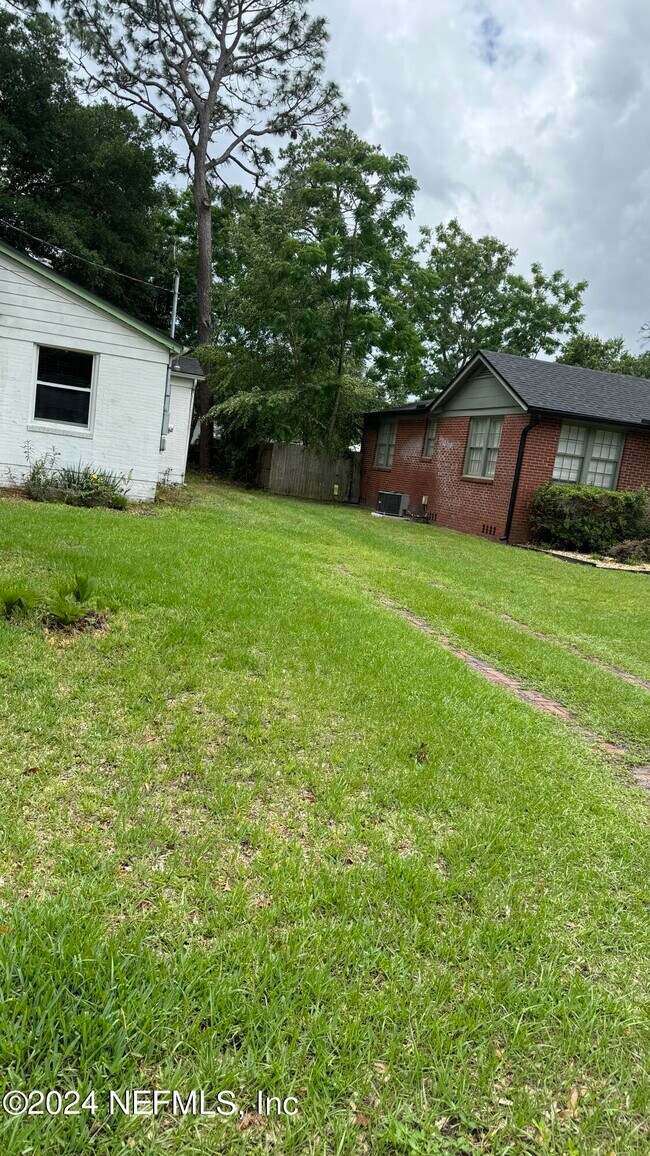 Building Photo - 1260 Miramar Ave