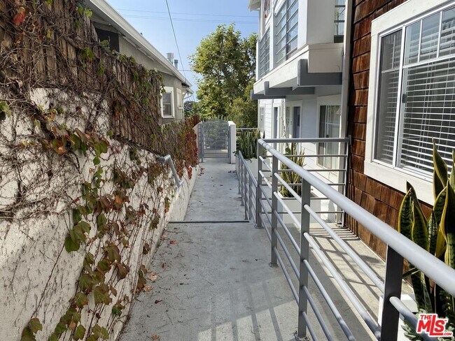 Building Photo - 3003 3rd St