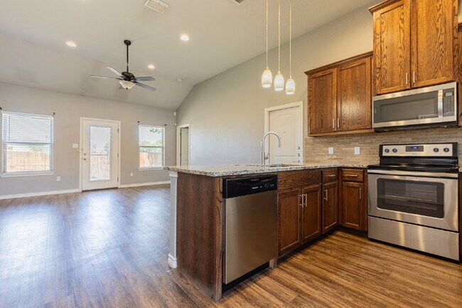 Foto del edificio - Charming open floor style home!