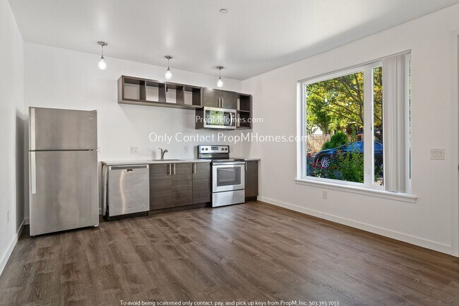 Building Photo - Charming Condo with Modern Amenities in Pr...