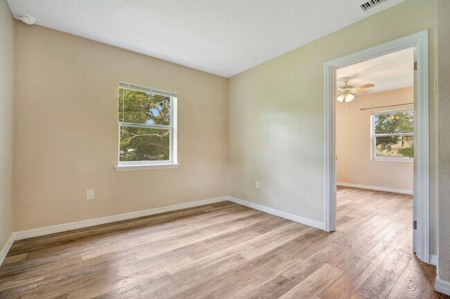 Foto del edificio - 2183 Crandon Ave