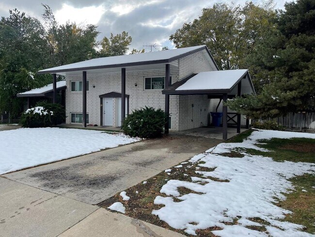 Building Photo - 577 150 E
