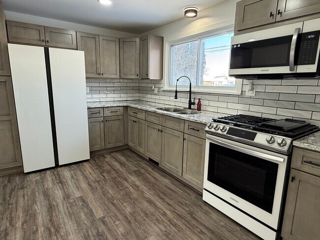 Foto del edificio - 740 Ridge Rd