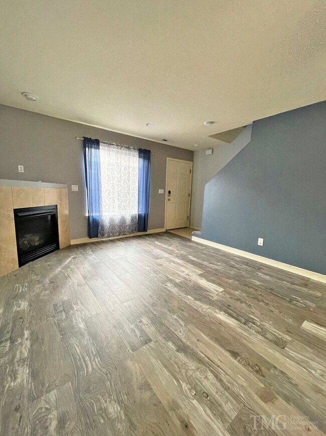 Building Photo - Lovely 2BD Condo in East Vancouver with Fe...