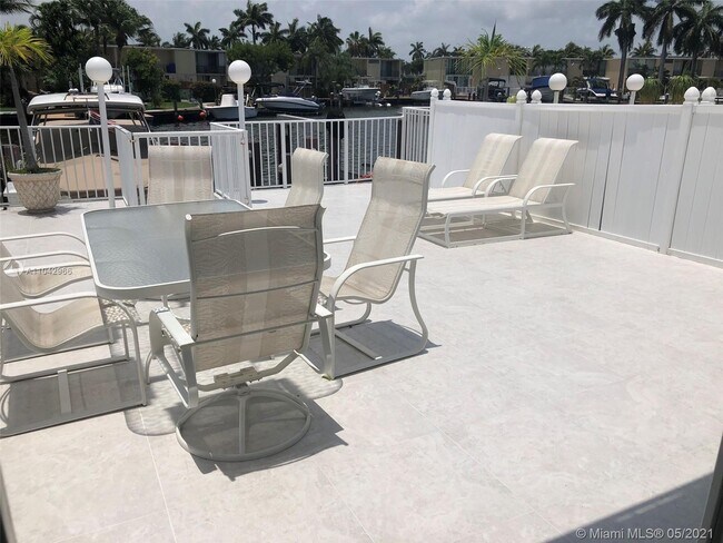 Building Photo - 703 NE 26th Ave 703 Hallandale Beach Fl 33009