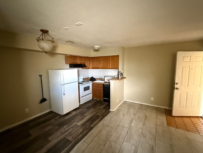 Building Photo - 1808 E 66th Pl