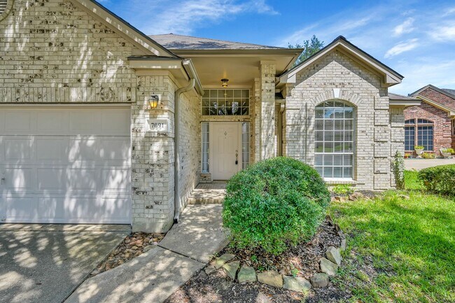 Building Photo - Beautiful home in gated community with lak...
