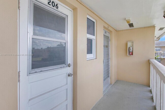 Foto del edificio - 2213 NE 1st Ct