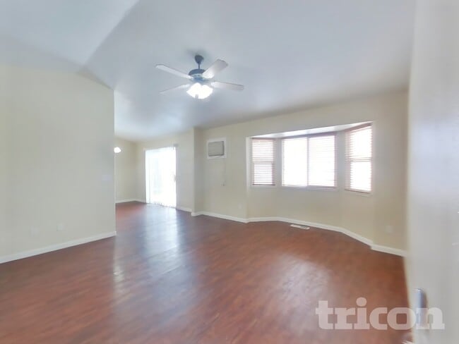 Foto del edificio - 600 Blue Skies Dr