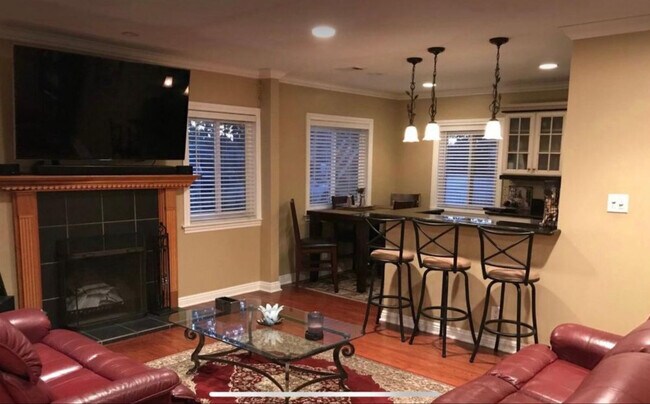 Dining area - 626 N Maria Ave