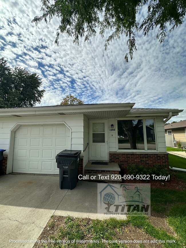 Building Photo - 1207 Meadow Ln