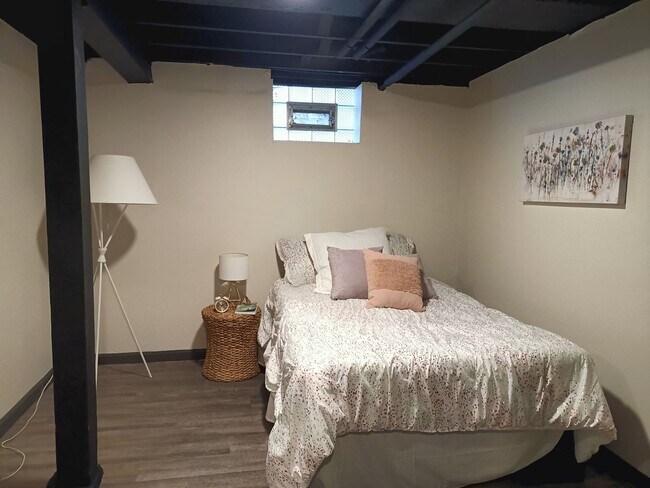 Building Photo - 3 bedroom 2 bathroom single family home wi...