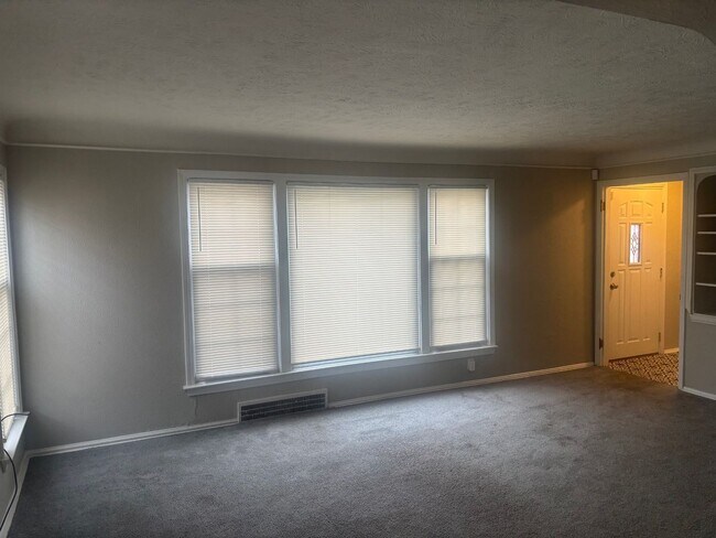 Foto del edificio - Move-In Ready 3BR Home w/ Fireplace, Garage & Basement – Cleveland