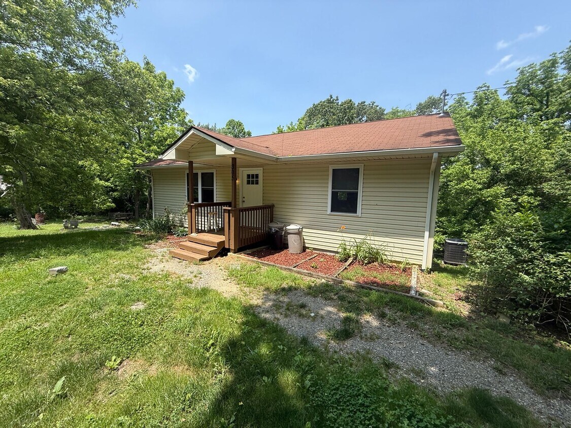 Foto principal - Three Bedroom One Bath home available in C...
