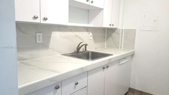 Foto del edificio - 2450 NE 135th St